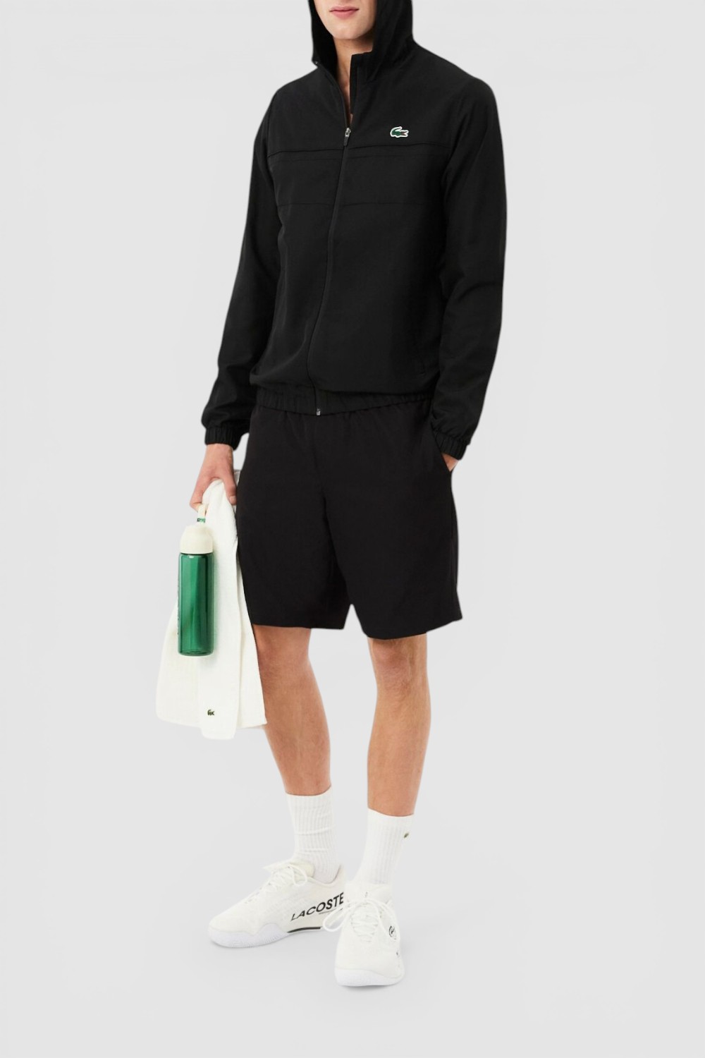 תמונת כל הלוק של מכנסי ג'וגר קצרים